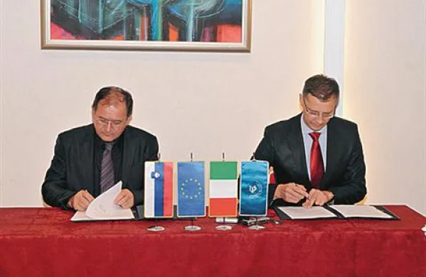 Rektor Univerze na Primorskem Rado Bohinc in minister za visoko šolstvo, znanost in tehnologijo, ki opravlja tekoče posle, Igor Lukšič sta danes podpisala pogodbo o prenosu lastništva Servitskega samostana na univerzo. 