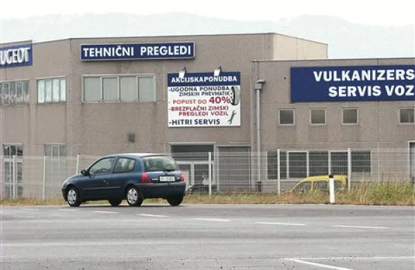 Na tehničnih pregledih so aretirali 37-letnega in 46-letnega zaposlenega 