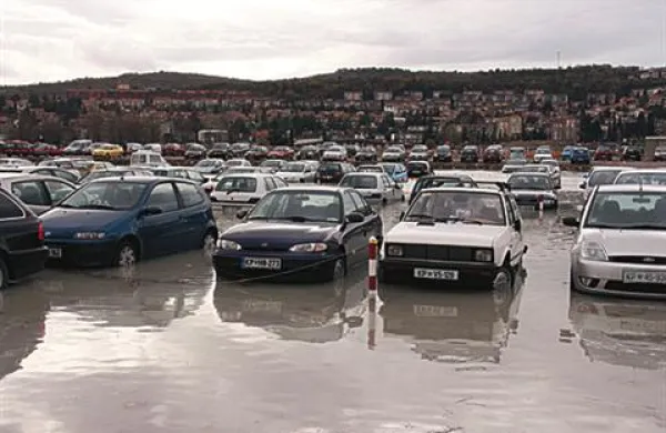 Mestna občina Koper opozarja voznike, naj avtomobilov ne parkirajo na makadamskem parkirišču za koprsko tržnico. 