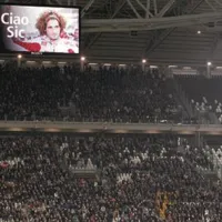 Marcu Simoncelliju so se poklonili tudi pred nogometno tekmo med Juventusom in Fiorentino v Torinu. 