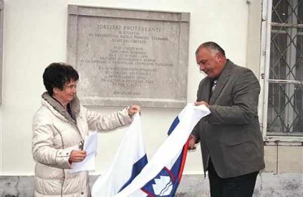 Spominsko ploščo sta ob petju zbora učiteljic OŠ odkrila Bojan Sever in Ivica Kavčič 
