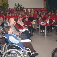 Medgeneracijski zbor stanovalcev in delavcev doma ter učencev OŠ Dragotina Ketteja je pod vodstvom Marte Reberc zapel tisto o regimentu, ki  po cesti gre ...