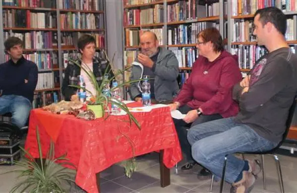 Tomo Šajn (v sredini) je tako mnogostranska osebnost, da so se z njim pogovarjali kar trije: Suzana Štavar, Suzana Jelušič in Danijel Cek