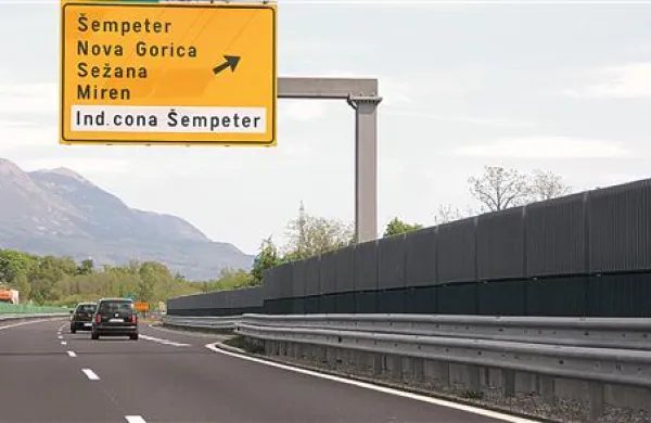 Projekte so le uspeli uskladiti, zdaj pa čakajo na “da” iz Švice, da bi lahko začeliizbirati izvajalca, ki bo na protihrupno ograjo postavil fotovoltaične panele