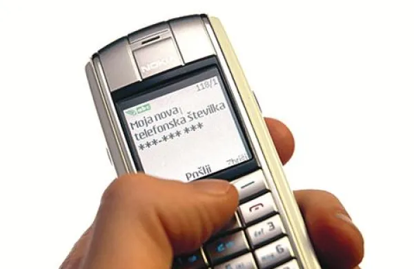 Novogoriški policisti so včeraj oglobili možakarja, ki je bivšemu šefu pošiljal SMS sporočila z neprimerno vsebino (fotografije je simbolična)