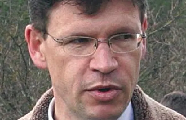 Raf Klinar: “Gre za videz in urejenost neposredne okolice objektov, zato bi pričakovali, da stanovalci oziroma upravniki posameznih objektov skrbijo za površine, ki jih tako ali drugače tudi uporabljajo.”