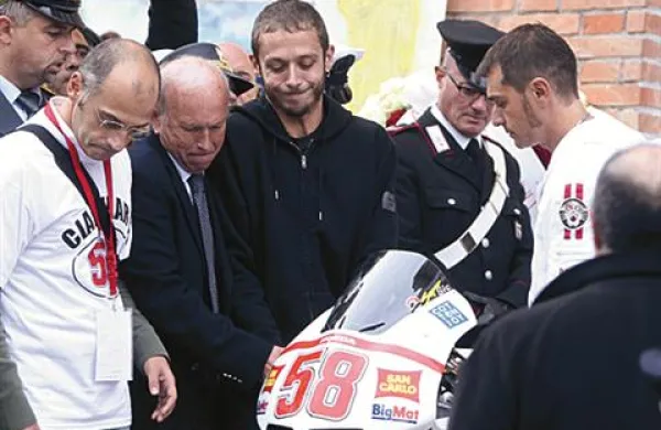 Na pogreb Marca Simoncellija je prišel tudi njegov najboljši prijatelj Valentino Rossi