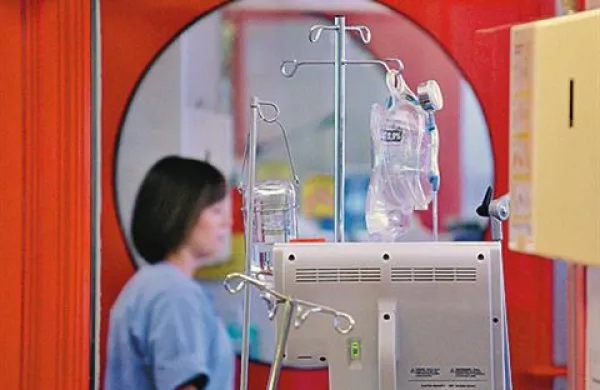 Današnja pogajanja med vodstvom UKC Ljubljana in sindikatom kliničnega centra niso obrodila sadov, zato se stavka medicinskih sester nadaljuje