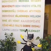 Vse   informacijske table so dosledno trojezične, nekatere pa v številnih jezikih.