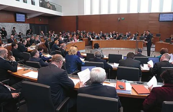 Državni zbor bo na izredni seji, ki bo 2. novembra, ponovno odločal o petih zakonih, na katere je državni svet sprejel veto