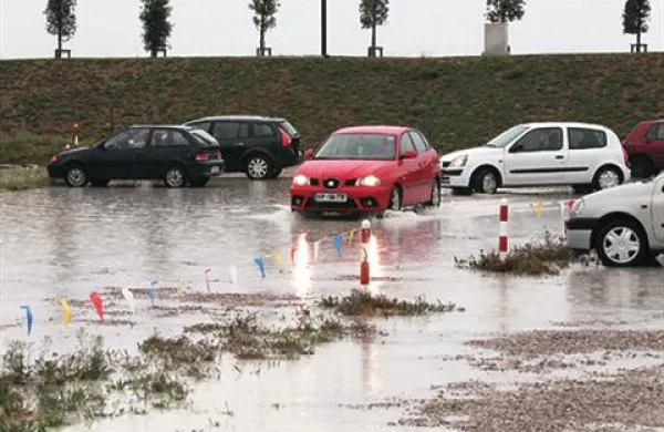 Meteorologi opozarjajo, da morje lahko tudi danes dopoldne poplavi obalo.