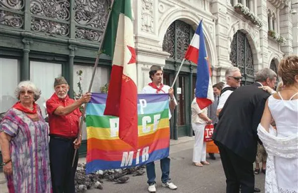 Poroka predsednika Tržaškega partizanskega pevskega zbora Pinko Tomažič; vihrali sta jugoslovanka in italijanska partizanska zastava z zvezdo, a tudi zastava miru   