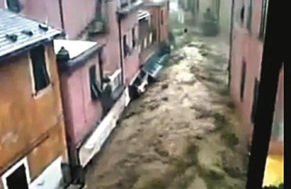 Poplave v Italiji so terjale devet življenj, šest oseb še pogrešajo. 