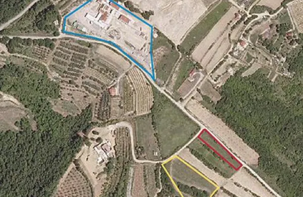 Turistična kmetija podjetja Malija je bila predvidena  na  rumeno obrobljenih  zemljiščih. Podjetje ima v lasti  tudi parcelo z rdečo obrobo tik ob cesti Malija-Mala Seva. Z modro pa  je označen kompleks turistične kmetije Bužekijan.