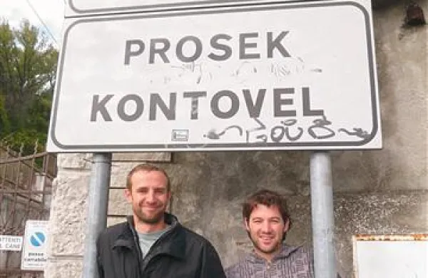 Pavel Križman (levo) in Jernej Kapun (desno) pri cestni tabli