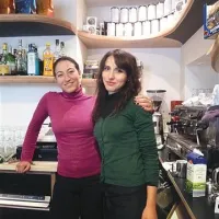 V baru na Kržadi: Jagoda levo in Micol desno