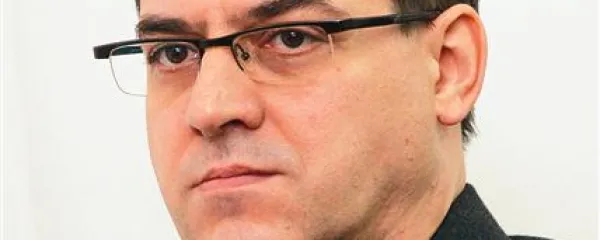 Dr. Darko Darovec: “Znanje ni osebni kapital, temveč družbeno dobro, ki mora krožiti. Enako velja za univerzo. Upravljanje in vodenje javnih izobraževalnih in znanstvenih ustanov zahteva dobre veščine vodenja, posebej  v obdobju, kakršno je sedanje, zato je potrebno upoštevati vse zahteve dobrega gospodarjenja, ob tem pa tudi dejstvo, da univerza ni podjetje, temveč zelo kompleksen organizem.” 
