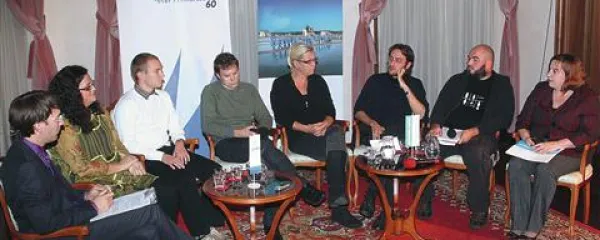 Okroglo mizo so oblikovali: (z leve) odgovorni urednik Radia Koper Andrej Šavko, evropska poslanka mag. Mojca Kleva, raziskovalec nuklearne fizike Tomo Umer,  ekonomist dr. Igor Masten,  igralka in režiserka mag. Neda  Bric Rusjan, filozof dr. Mirt  Komel, aktivist in borec  za človekove pravice Mitja  Blažič in odgovorna urednica Primorskih novic Vesna Humar