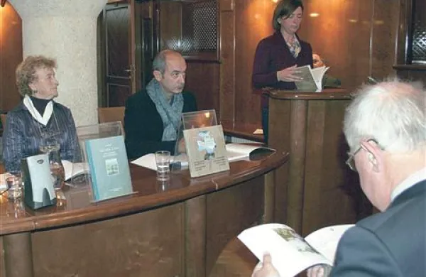 Delo Benečanov (za govorniškim  pultum  Luigia Negro, za mizo pa jezikoslovec Roberto Dapit in Bruna Balloch) je glasno pohvalil minister Žekš