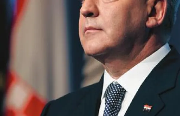 Nekdanji hrvaški premier Ivo Sanader bo danes stopil pred sodnike zaradi sumov korupcije in vojnega dobičkarstva.