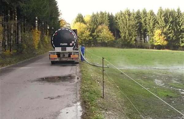 Sredi belega dne so iz cisterne na cesti Prestranek-Orehek na travnik zlili približno  30 kubičnih metrov gnojevke