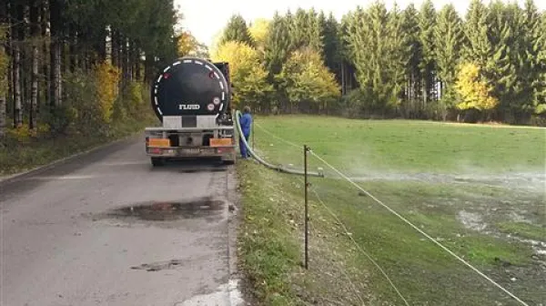 Sredi belega dne so iz cisterne na cesti Prestranek-Orehek na travnik zlili približno  30 kubičnih metrov gnojevke