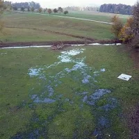 Gnojevka iz bistriške bioplinarne je s travnika odtekla tudi v bližnji potok, ki se izliva v reko Pivko, ta pa napaja vodovodno zajetje v Malnih pri Planini