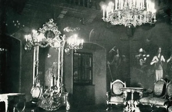 Fotografija premske grajske dvorane iz tridesetih let 19. stoletja z baročnim ogledalom in ostalo opremo 