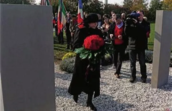 Soproga slovenskega predsednika Barbara Miklič Türk se je poklonila žrtvam taborišča Gonars (Foto: STA)