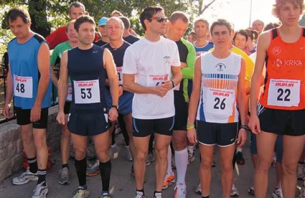 Nekateri najboljši na startu. Zmagovalec Denis Guzelj je v sredini z očali, ob njem je zmagovalka Kristina Bele (26), desno  je tretji Aljaž Zaletelj (22), s št. 53 pa je najhitrejši Primorec na teku, Aleš Štor s Ceste pri Ajdovščini.