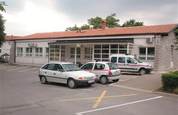 Na intervencijski poti od zdravstvenega doma do državne ceste bo v prihodnje parkiranje prepovedano