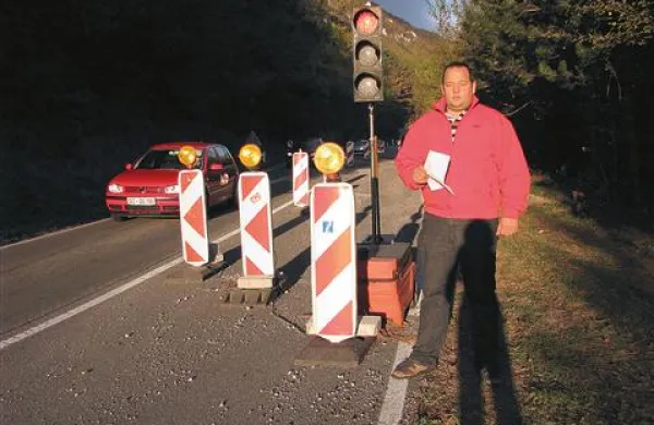 Leto dni po plazu se sanacija ni in se tudi še ne bo začela, Matjaža Bajca pa skrbi, da bi se  pozimi lahko sprožil nov plaz