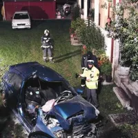 Mladeniča sta v ponedeljek zvečer v Loparju najprej trčila v eno hišo in nato še v drugo