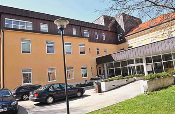 Pred Psihiatrično kliniko Ljubljana so protestniki danes opozorili tudi  na prekomerno porabo zdravil   