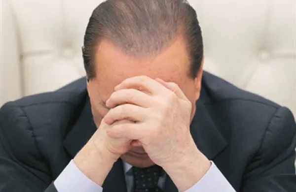 Priljubljenost italijanskega premierja Silvia Berlusconija je po številnih spolnih škandalih, pretresih v vladni koaliciji in uvedbi varčevalnih ukrepov padla na rekordno nizko raven