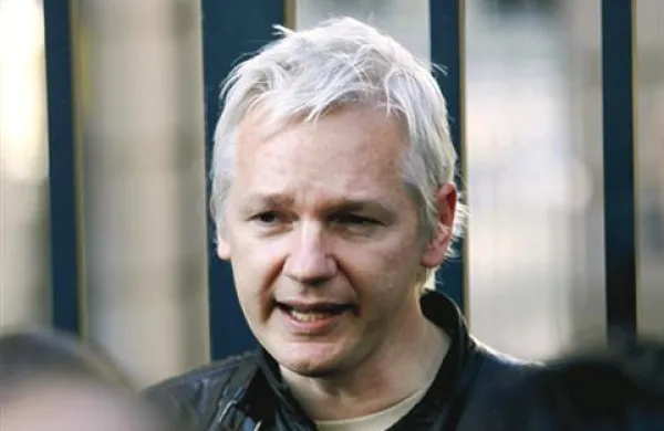 Višje sodišče v Londonu je danes potrdilo predhodno odločitev britanskega sodišča o izročitvi ustanovitelja spletne strani Wikileaks Juliana Assangea Švedski