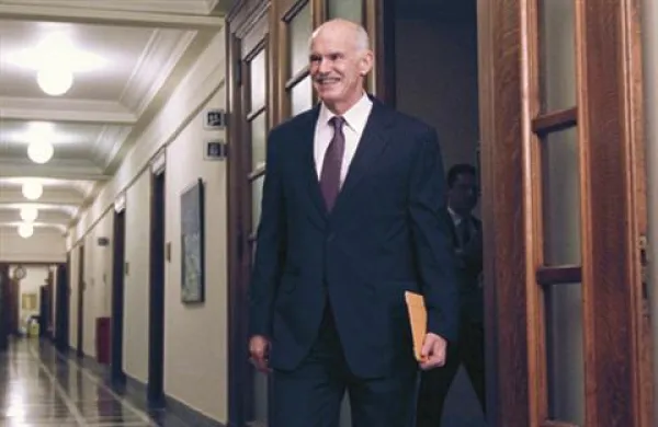 Grški premier George Papandreu je razpis referenduma nepričakovano napovedal v ponedeljek zvečer