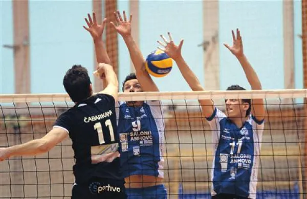 Med akterji sobotnega moškega odbojkarskega derbija bodo Dejan Čabarkapa (Go Volley, črni, 11), Andraž Paliska (9) in Dane Mijatović (oba Salonit), ki v novi sezoni niso zamenjali delodajalca