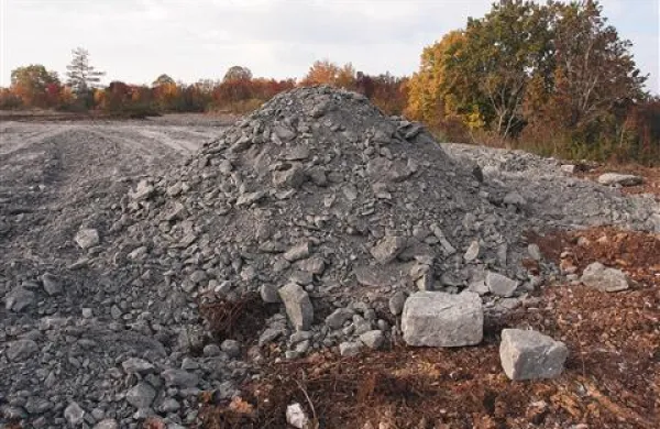 Flišnat material, tudi če bi bil čist in naravnega izvora, ne sodi na Kras