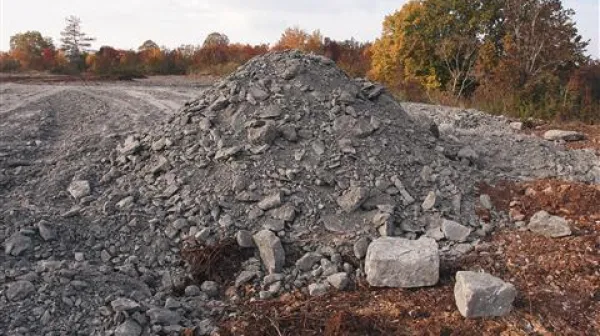 Flišnat material, tudi če bi bil čist in naravnega izvora, ne sodi na Kras