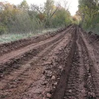 Posledice, ki so jih na cesti na gmajno povzročili težki tovornjaki  