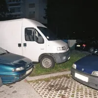 Ker parkirnih mest za stanovalce Cankarjeve ulice vse bolj primanjkuje, v večernih urah prav nič ni pomembno, čemu je namenjena katera od tamkajšnjih javnih površin...