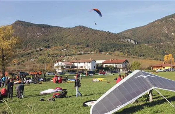 Pri Šmihelu so se  jadralnim padalcem  pridružili še zmajarji