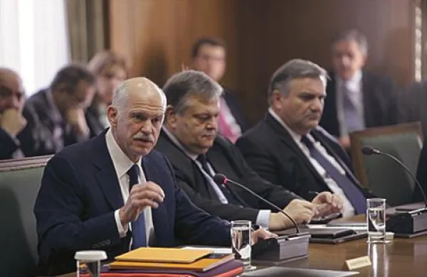 George Papandreu naj bi opustil idejo o referendumu
