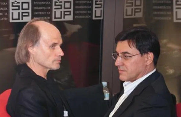 Za zmago se potegujeta direktor Znanstveno-raziskovalnega središča Darko Darovec in dekan Fakultete za matematiko, naravoslovje in informacijske tehnologije Dragan Marušič