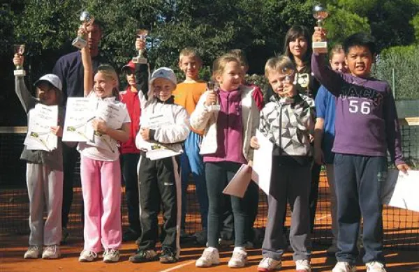 Mladi so vihteli teni&scaron;ke loparje