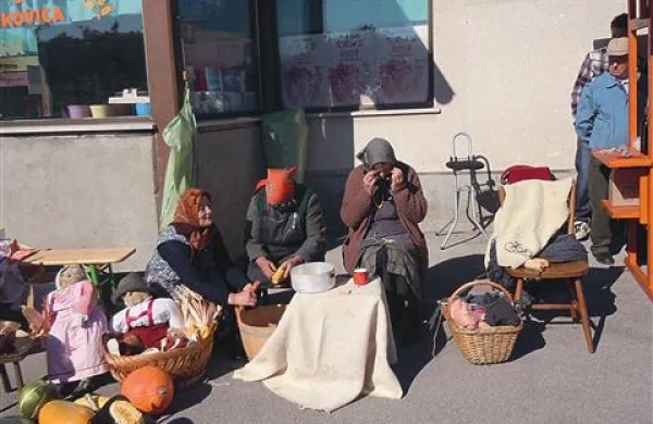 Kolesarje so pričakale tudi kra&scaron;ke kmetice