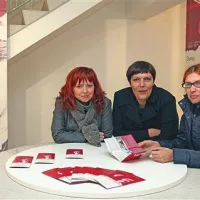 Del ožje ekipe, zaslužne za postavitev razstave: (od leve) oblikovalka Urška Vrtovec, Aleksandra Torbica in bibliotekarka Petra Kolenc.