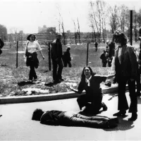 Pod streli policistov so 4. maja 1970 na območju kampusa ameriške univerze Kent (Ohio) umrli štirje študenti, udeleženci protestov proti vojni v Indokini (Vietnam, Kambodža). Fotograf John Filo je za fotografijo (na njej na tleh leži študent Jeffrey Glen Miller, eden od štirih mladih žrtev) naslednje leto prejel Pulitzerjevo nagrado. 
