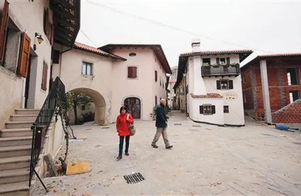 Za domačine v Šmartnem je zdaj severni trg pol metra previsok